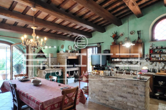 Prestigiosa Villa Singola in Vendita a Osimo - Eleganza e Comfort nel Verde