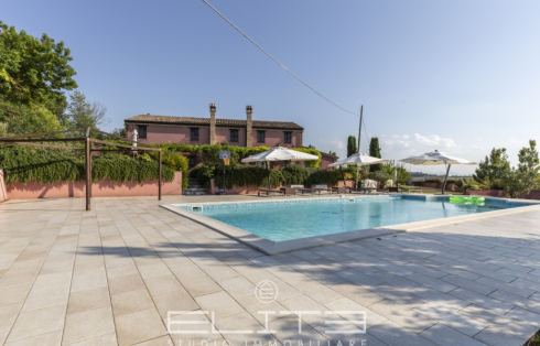 Casale di prestigio con piscina a Senigallia