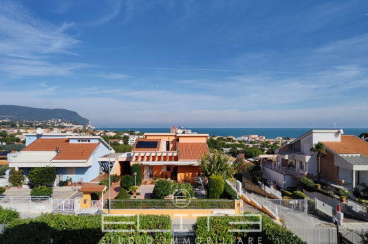 Appartamento vista mare con garage