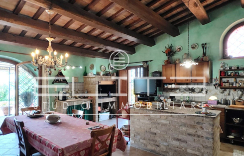 Prestigiosa Villa Singola in Vendita a Osimo - Eleganza e Comfort nel Verde